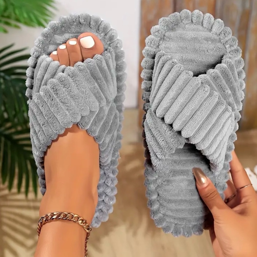 Cozy Gray Women's Slippers (NWT)